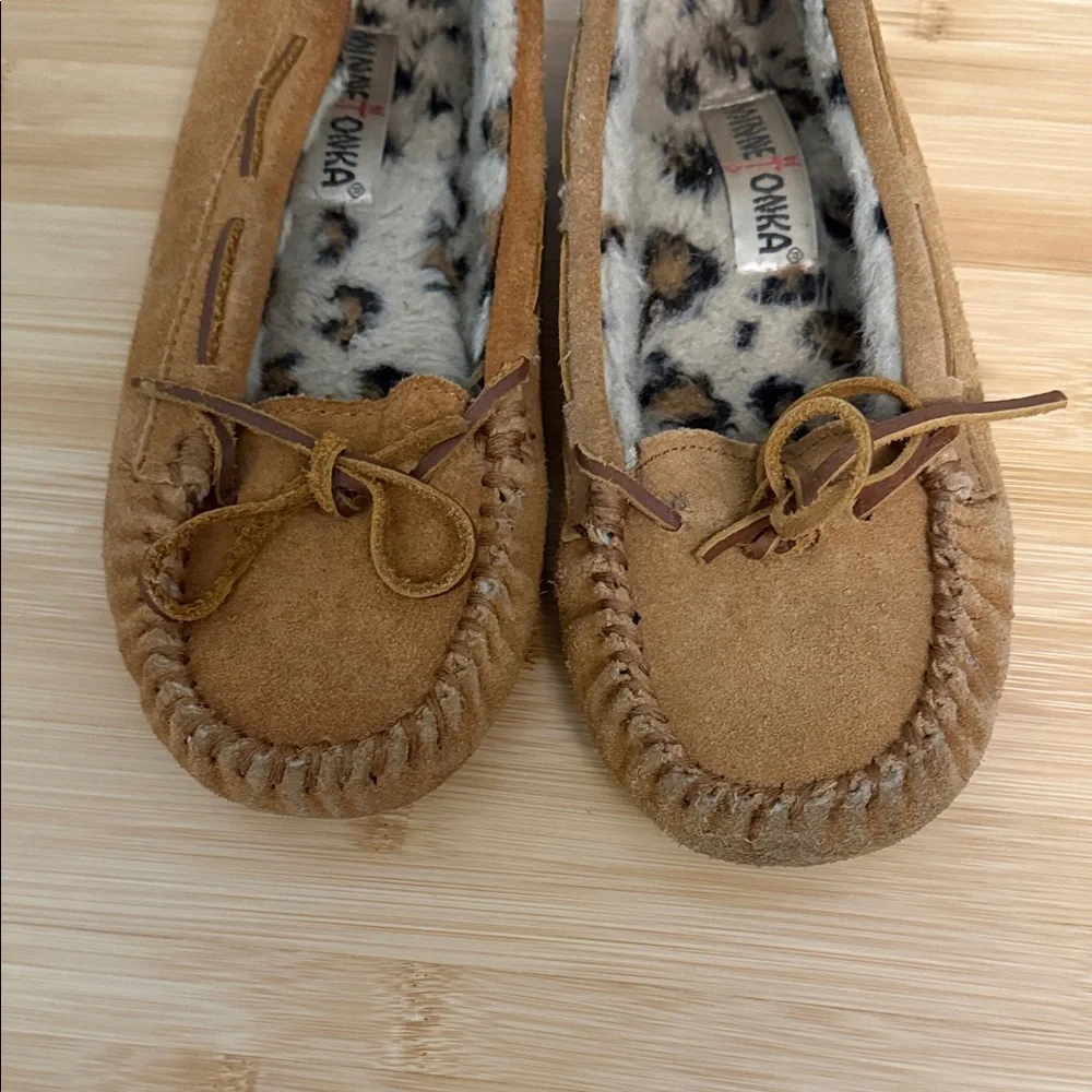 Minnetonka Kids Size 6 Girls or Boys Brown Suede Moccasins with Patterned Lining